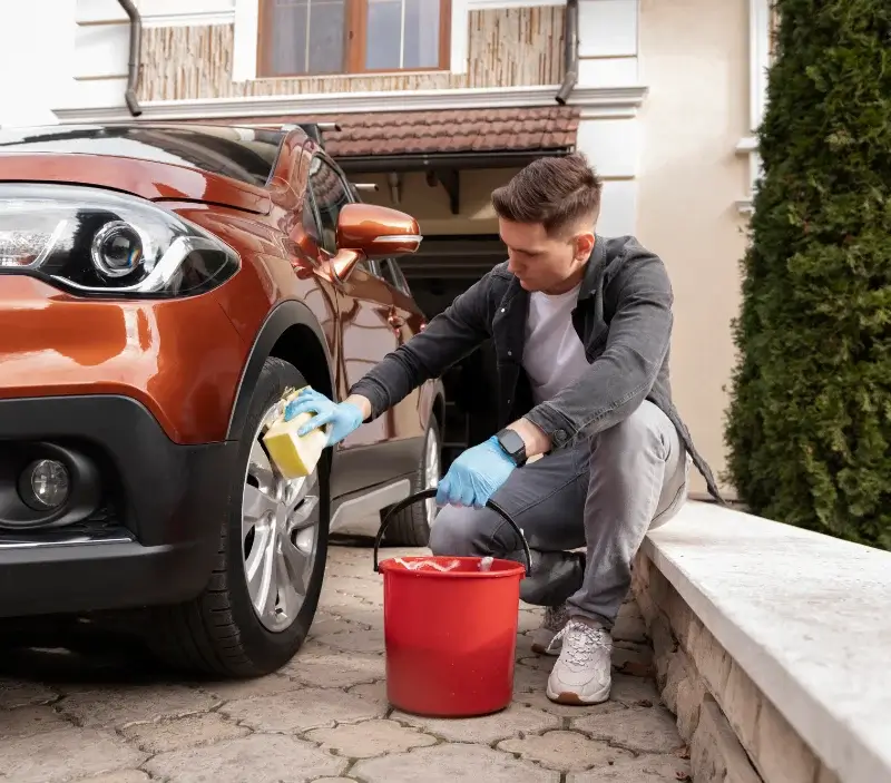 Lavage auto à domicile Fomperron : professionnel intervenant sur un véhicule